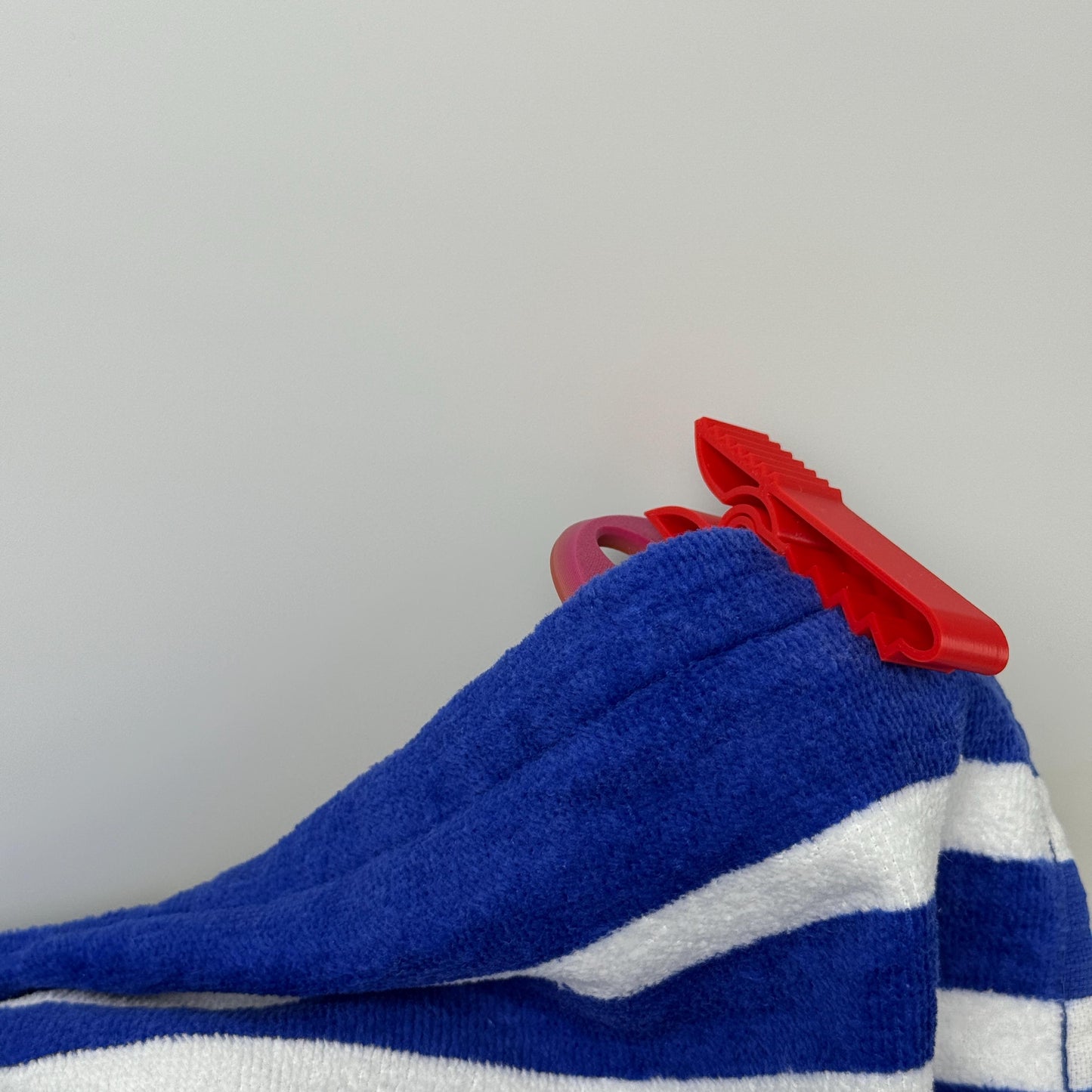3D Printed Beach Towel Holder – Wind-Proof Towel Clip for Sand or Pebbles